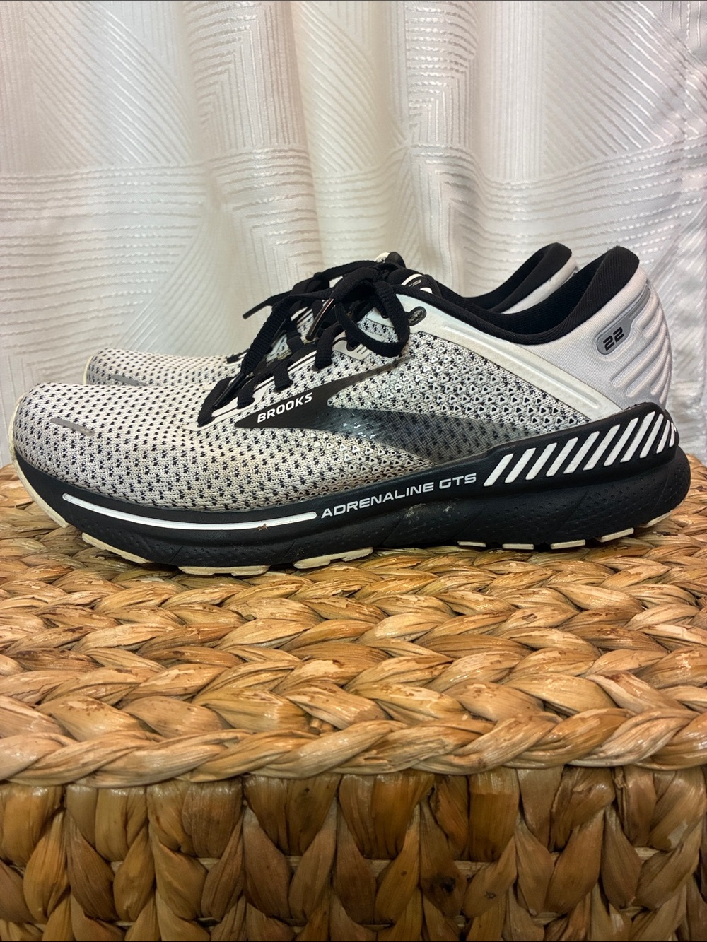 Brooks Adrenaline GTS 22 Running Shoes - White Black Womens Sz 10
